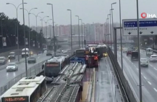 Bahçelievler'de iki metrobüs çapıştı! Yaralılar var