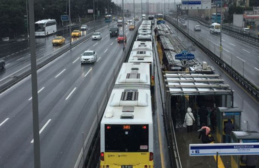 Bahçelievler'de iki metrobüs çapıştı! Yaralılar var