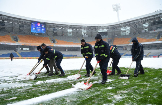 Başakşehir-Bursaspor maçı için karlar temizleniyor