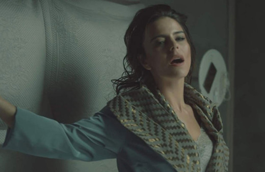 Simge Sağın'ın üstsüz yarı çıplak klibine tepkiler gecikmedi