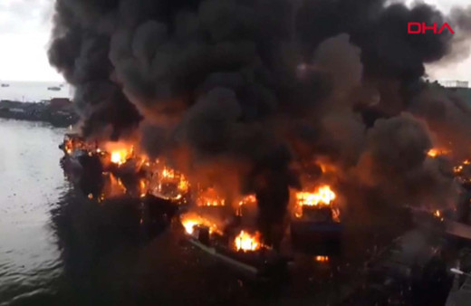 Endonezya’da 18 balıkçı teknesi yandı