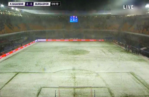 Başakşehir-Bursaspor maçı ertelendi Sosyal medyada olay oldu