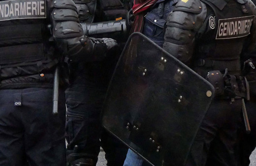 Göstericiler Paris sokaklarını ateşe verdi