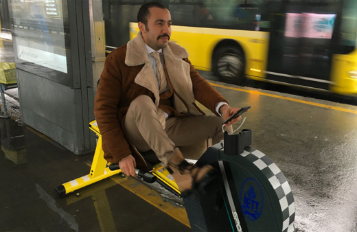 Metrobüs durağına yerleştirildi dizi oyuncusu çok beğendi