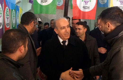Ağrı'da AK Parti'nin adayı Ertuğrul Eryılmaz HDP'yi ziyaret etti