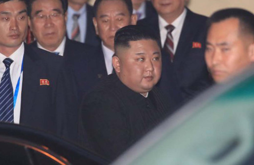 Kuzey Kore lideri Kim Jong sigara içti