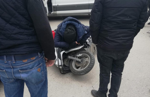 Isparta'da akılalmaz görüntü: Motosiklette sıkıştı!
