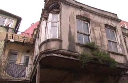 Balat'ta üç katlı metruk binadan düşen parçalar korkuttu