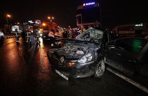 Beylikdüzü'nde trafik kazası: 1'i ağır, 3 yaralı