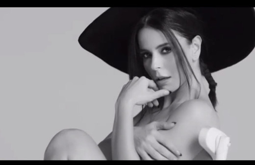 Seksi şarkıcı Simge, üstsüz sahneli klibiyle olay oldu