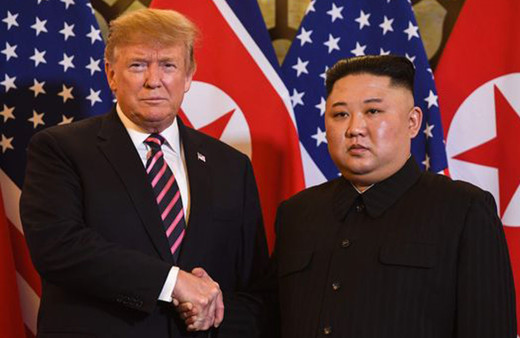 Donald Trump ile Kim Jong Un bir araya geldi