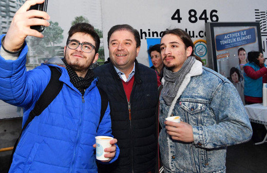Maltepe Belediye Başkanı Ali Kılıç metroda çorba ikram etti