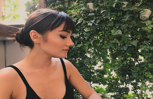 Yasak Elma'nın seksi oyuncusunun lavabo pozu olay oldu