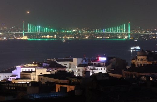 Çamlıca Camii'ndeki ışık testleri görsel şölen oluşturdU
