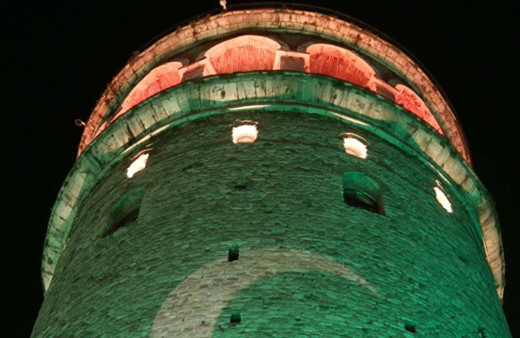 Galata Kulesi yeşile büründü