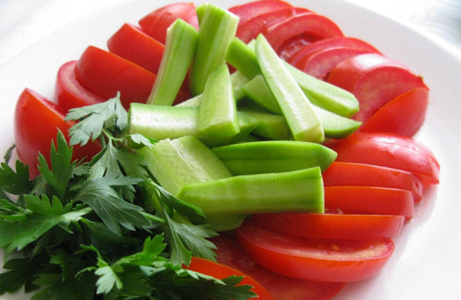 Salatalıkla domatesi aynı anda tüketmeyin meğer çok zararlıymış