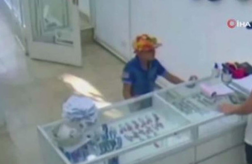 9 yaşındaki çocuktan kurusıkı silahla soygun girişimi