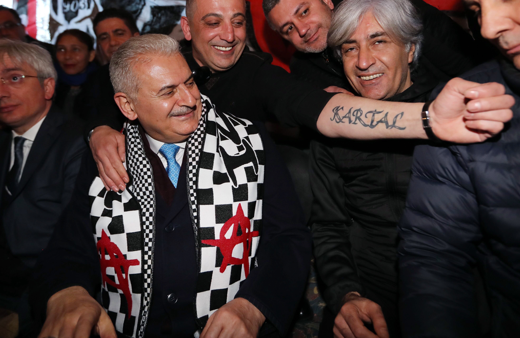 Çarşı'yı ziyaret eden Binali Yıldırım için bomba slogan