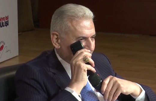 Binali Yıldırım Erdoğan'ı arayarak gençlerle konuşturdu