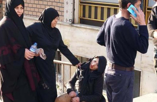 Sultangazi'de otomobilin çarptığı kadının yardımına çevredekiler koştu