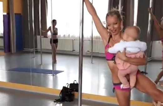 Bebeğiyle direk dansı yaptı sosyal medya yıkıldı!