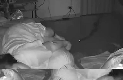 Şoke eden görüntü!Uyuyan kadına piton yılanı saldırdı