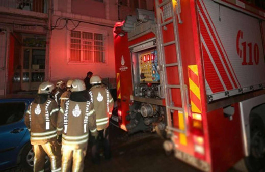 Silivri'de seyir halindeki otomobil alev aldı, hurdaya döndü!