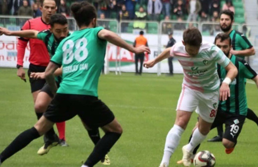 Sakaryasporlu futbolcular Mansur Çalar'dan şikayetçi oldu