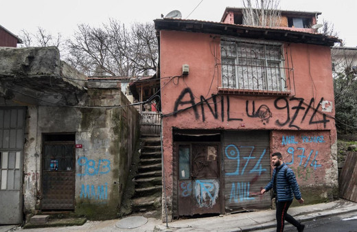 Beyoğlu'nda hızır dolaşıyor! Evlerin kapısına para dolu zarf bırakıyor
