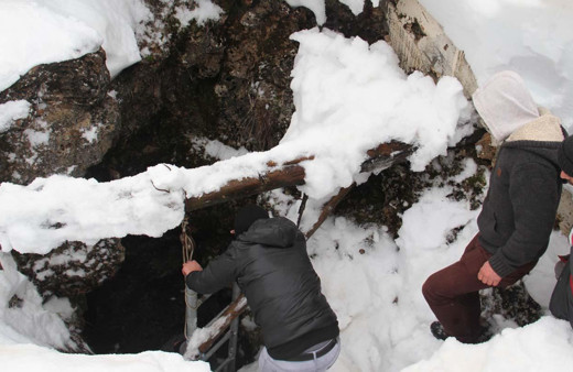 Dağdaki Cula Deliği'ne yaz için tonlarca kar depolandı