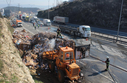 Kocaeli'de alev alev yanan kağıt yüklü TIR, TEM’i trafiğe kapattı