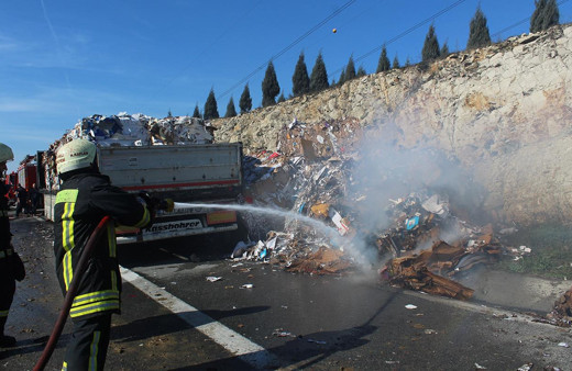 Kocaeli'de alev alev yanan kağıt yüklü TIR, TEM’i trafiğe kapattı