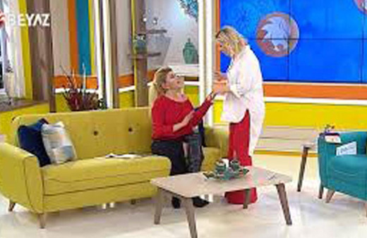 Ünlü astrolog Nuray Sayarı canlı yayında hastaneye kaldırıldı