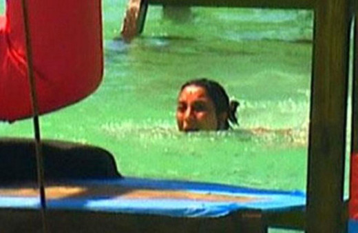 Oyun esnasında suya ters atlayan Sabriye Şengül belinden sakatlandı