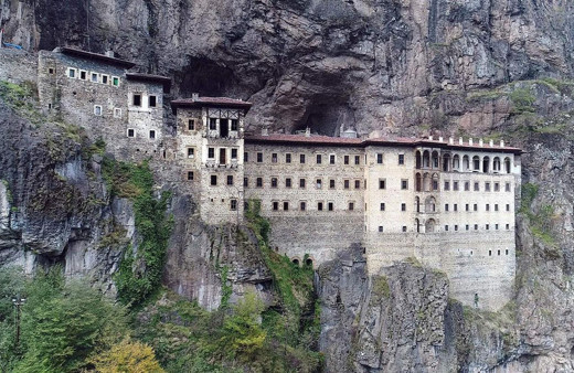 Sümela'da tehlike oluşturan 4 bin tonluk kaya temizlendi