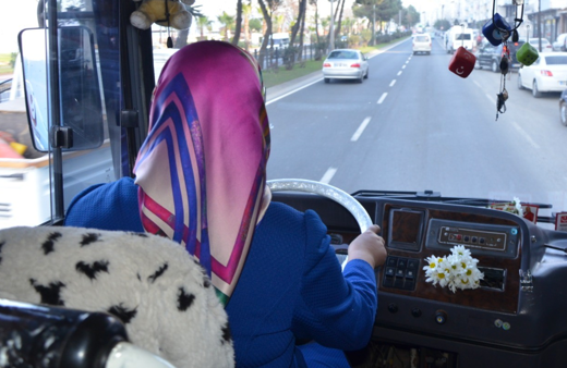 Kadın belediye başkan adayı kendi seçim aracını kendi kullanıyor