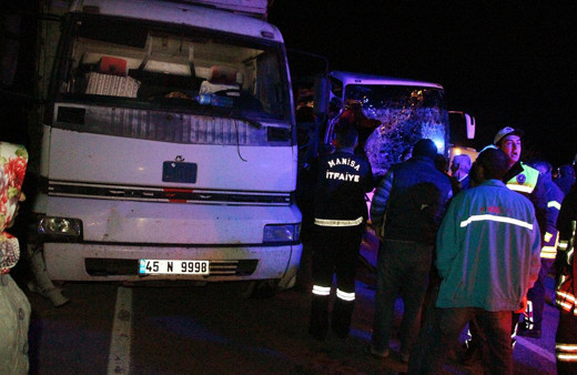 Manisa'da yolcu otobüsü tıra arkadan çarptı 20 yaralı