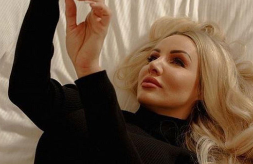 Danni Harwood fotoğraflarını satarak ayda servet kazanıyor