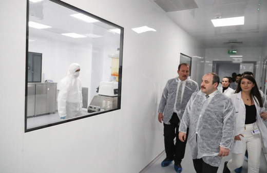 Sanayi ve Teknoloji Bakanı Varank, Türkiye'nin ilk kuduz antiserumu laboratuvarda