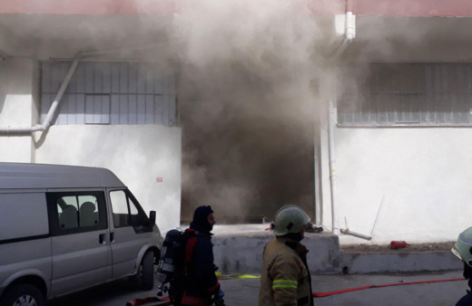 Bağcılar'da 3 katlı kağıt fabrikasında yangın