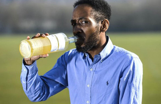 İlginç yöntem! Her gün kendi idrarını içerek enerjik kalıyor