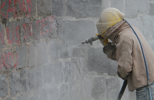 Tarihi surlar "duvar yazıları"ndan arındırılıyor