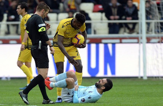 Fırat Aydınus yardımcısıyla küfürleşip kavga etti