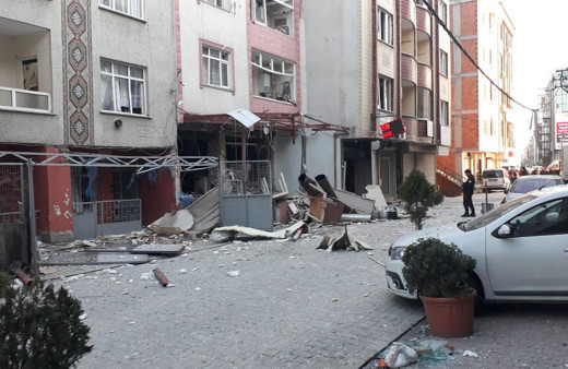 Esenyurt'ta korkutan patlama! Araç ve binalarda hasar var
