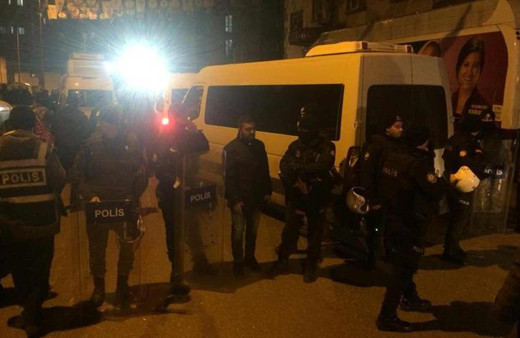 Diyarbakır'da HDP binasına polis baskını