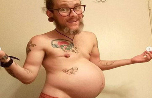 Tüm dünyanın konuştuğu Hamile baba Wyley Simpson doğum yaptı!