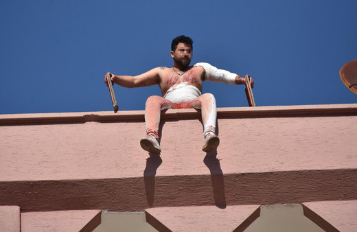 Kendisini jiletleyip intihara kalkıştı: Vatandaşlar böyle izledi!