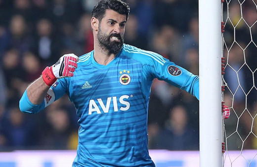 Volkan Demirel deliye dönüp direği yumrukladı taraftardan tepki gecikmedi