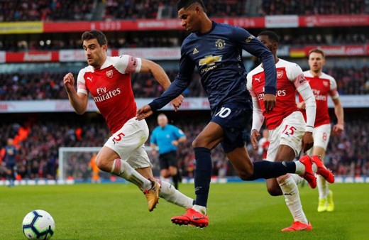 Arsenal Manchester United'ın havasını söndürdü