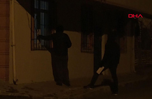 Beyoğlu'nda evlere para dolu zarf bırakan hayırsever bu kez Başakşehir'de ortaya çıktı.